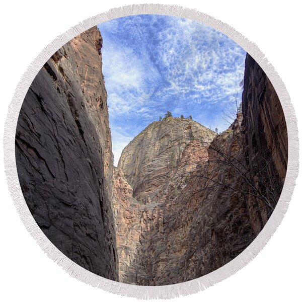 Towering Canyon Cliffs And Blue Sky Round Beach Towel