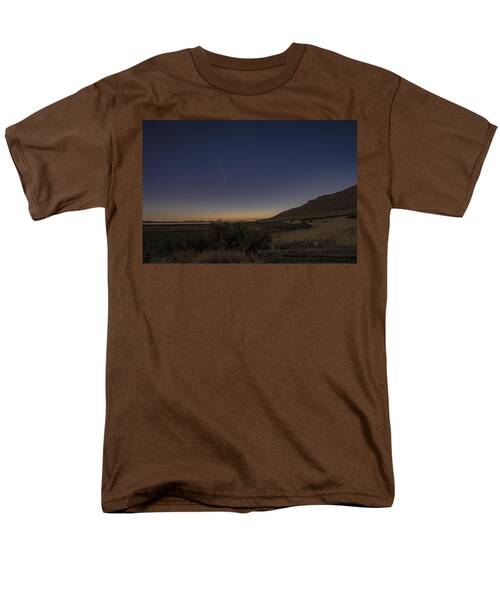 Twilight Comet Over Desert Landscape Men's T-Shirt  (Regular Fit)