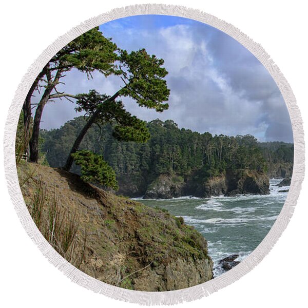 Coastal Serenity With Rugged Cliffs Round Beach Towel