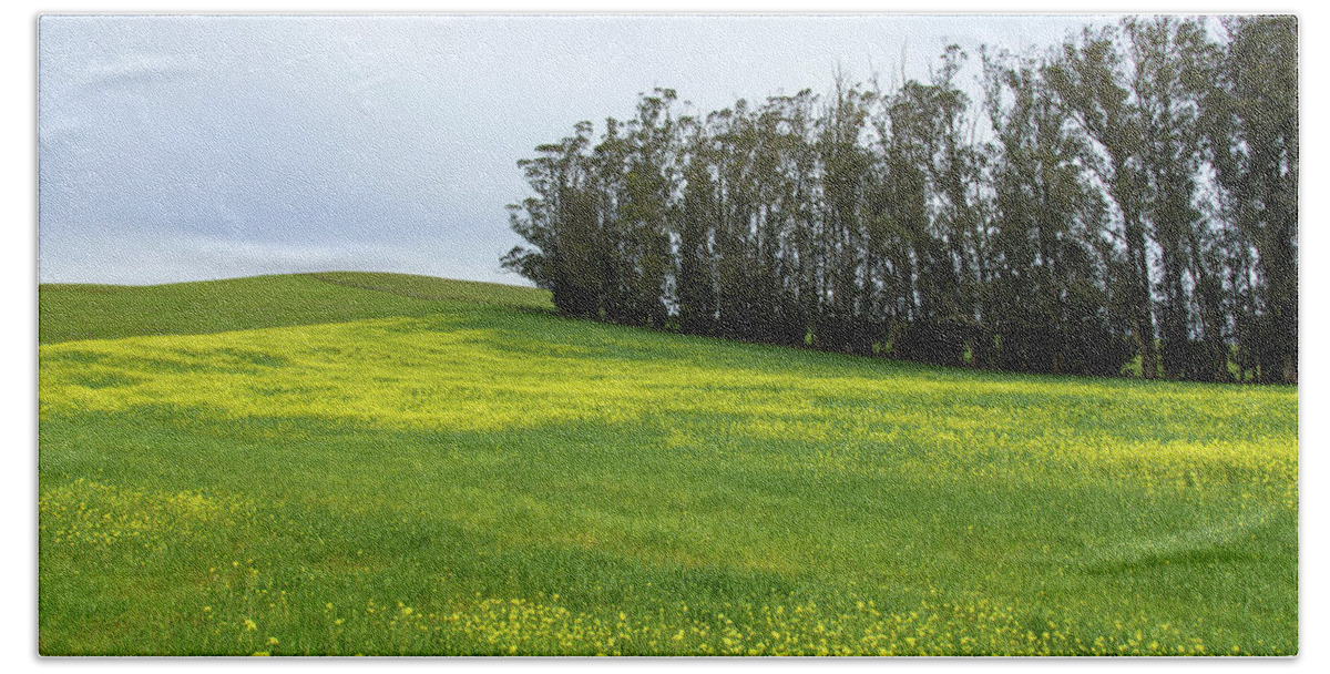Rolling Hills With Blooming Wildflowers Bath Towel