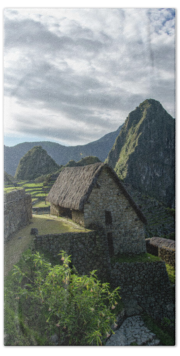 Ancient Ruins With Majestic Mountain Backdrop Bath Towel