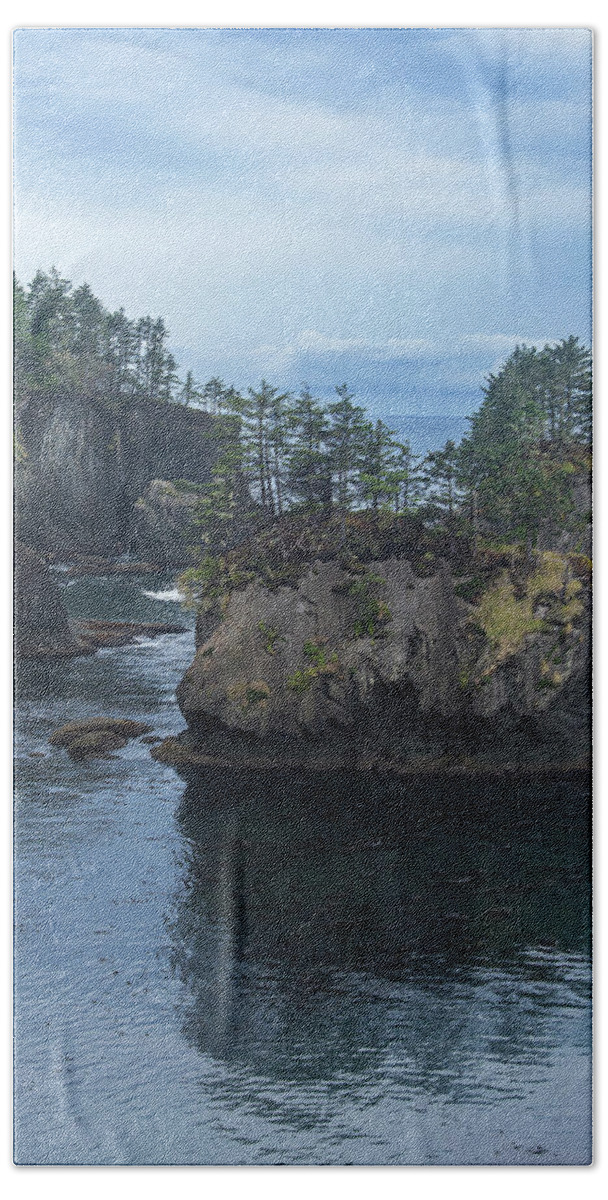 Serene Coastal Rocky Landscape Bath Towel